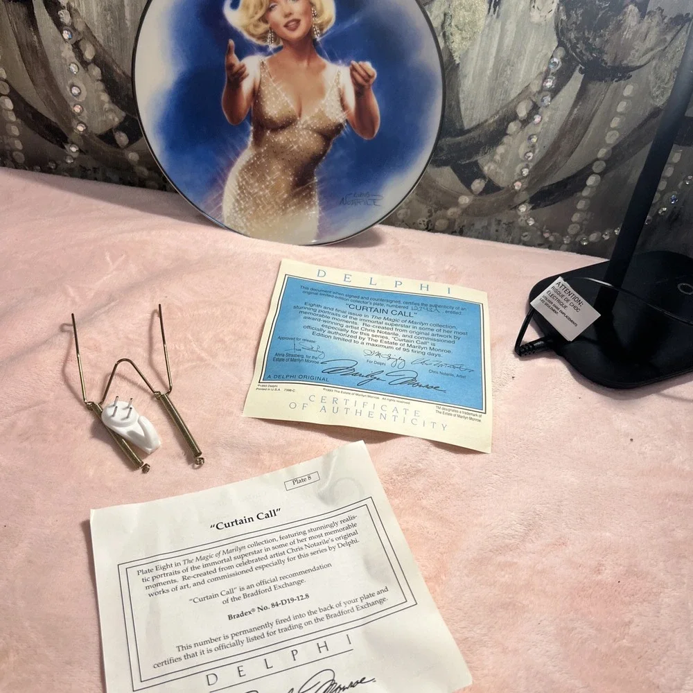 Marilyn Monroe curtain call Delphi collector plate‎ with hanger